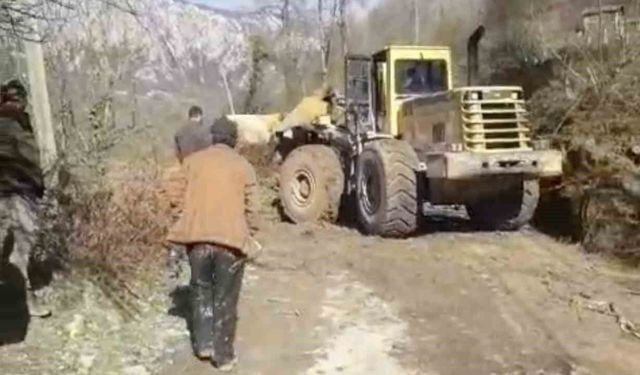 Kastamonu'da heyelanın kapattığı köy yolu ulaşıma açıldı