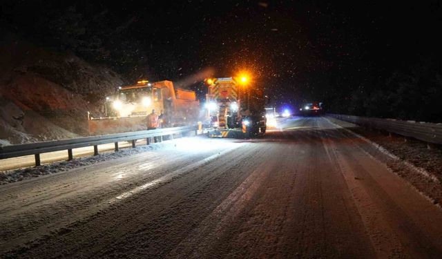 Kastamonu'da yoğun kar yağışı: Araçlar yolda mahsur kaldı