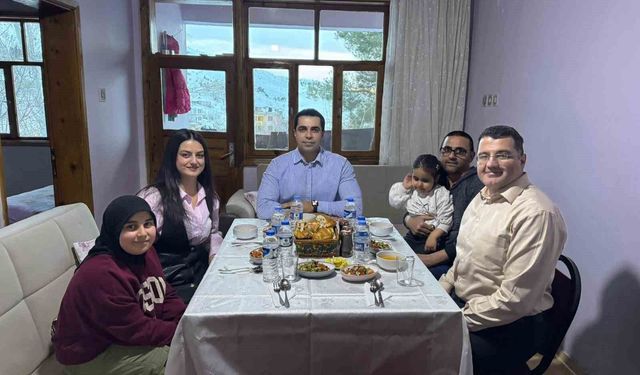 Kemah Kaymakamı Tutay ailesiyle iftar sofrasında buluştu