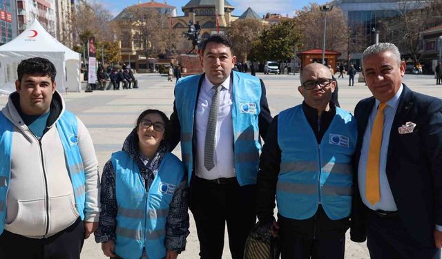 Kırşehir'de özel bireylerden kadınlara gül ve karanfil