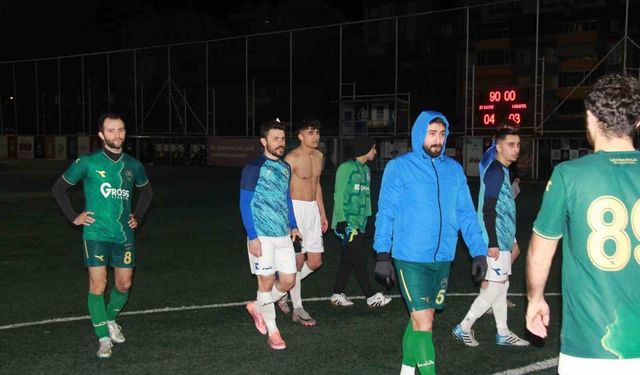 Kocaeli'de rakipleri gol atsın diye yere yatan futbolcuların savunmaları alındı