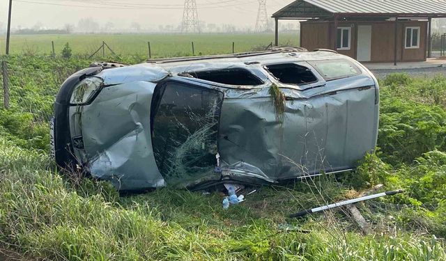 Kontrolden çıkan hafif ticari araç takla attı, sürücü yaralandı