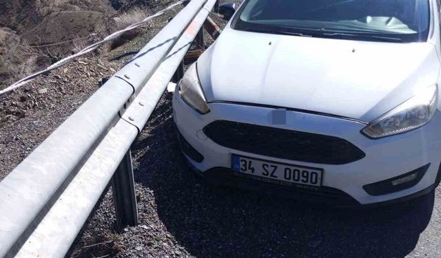 Kontrolden çıkan otomobil bariyerlere çarptı