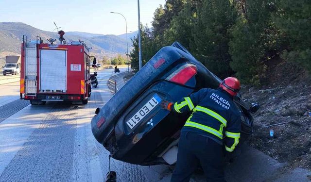 Kontrolden çıkan otomobil su kanalına devrildi
