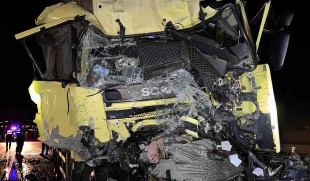 Konya'da kamyon tıra arkadan çarptı: 1 yaralı