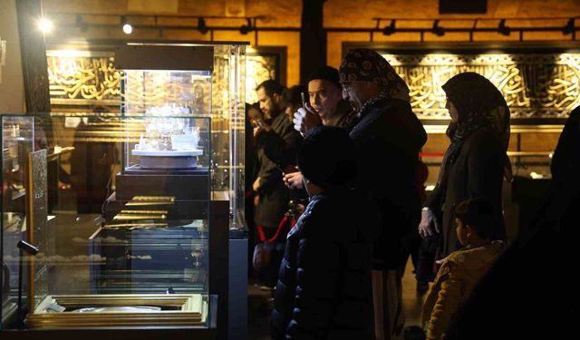 Konya'da Mukaddes Emanetler sergisine yoğun ilgi