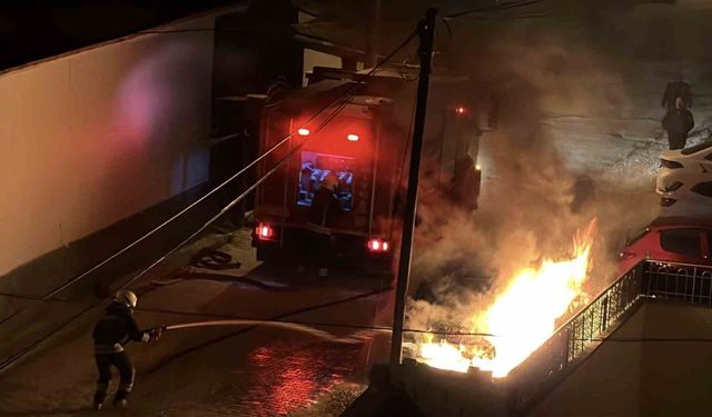 Konya'da park halindeki otomobil alev alev yandı