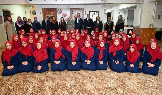 Kur'an kursu öğrencileriyle iftar yaptılar