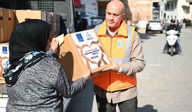 Kuşadası Belediyesi'nden 3 bin 500 aileye Ramazan yardımı