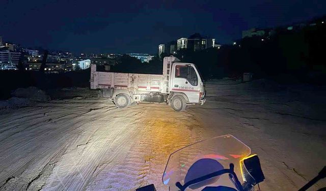 Kuşadası'nda kaçak moloz dökerken suçüstü yakalanan kamyonet sürücüsüne ceza