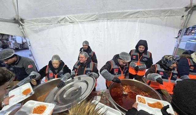 Kütahya AFAD gönüllülerinden iftar çadırında yemek dağıtımı