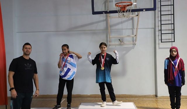 Kütahya'da 'Küçükler Bilek Güreşi İl Birinciliği' tamamlandı