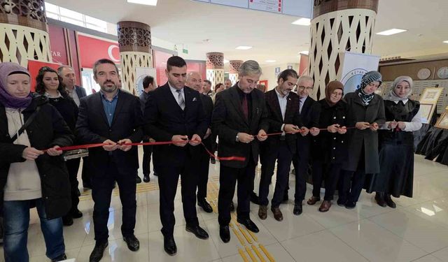 Kütahya'da Peygamber Efendimiz'in doğumunun 1500. yılı anısına hat, tezhip ve ebru sergisi açıldı