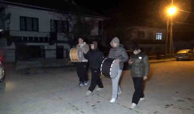 Liseliler davul çalarak sahura kaldırıyor: 'Bahşişleri bol bol hazırlayın'