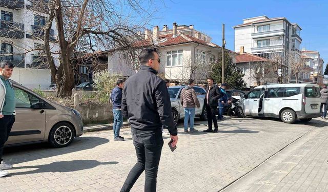 Lüleburgaz'da ticari araç park halindeki otomobillere çarptı