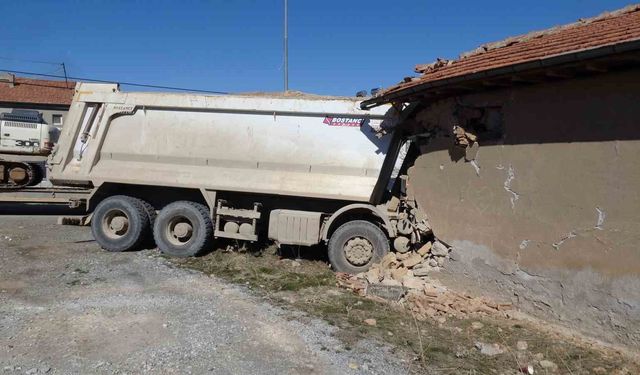 Malatya'da freni boşalan hafriyat kamyonu eve girdi: 1 yaralı