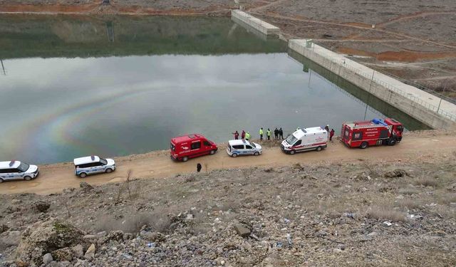 Malatya'da kontrolden çıkan araç gölete düştü