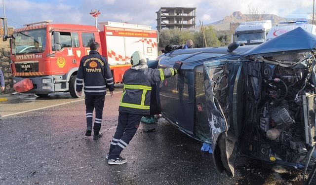 Mardin'de refüje çarpan otomobilin sürücüsü yaralandı