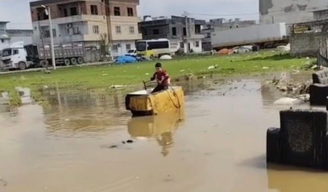 Mardin'de yağmur suyu birikintisinde 'buzdolabı kasası kayık' keyfi