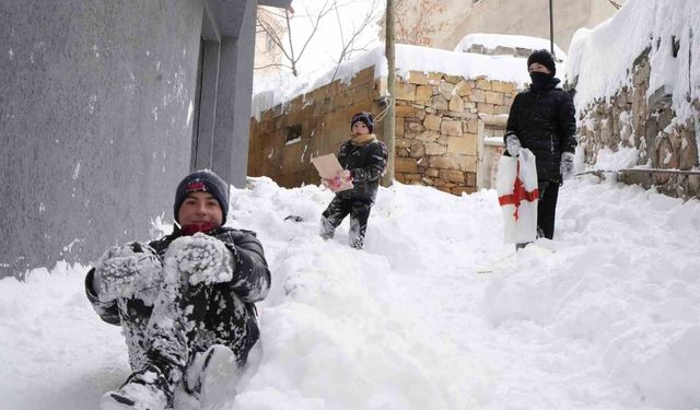 Mart kapıdan baktırdı: Bayburt güne 15 santimetre karla uyandı