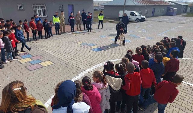 Muş'ta jandarmadan öğrencilere güvenlik ve trafik eğitimi