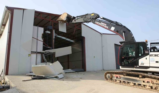 Nilüfer'de tarım alanındaki 900 metrekarelik kaçak yapı yıkıldı