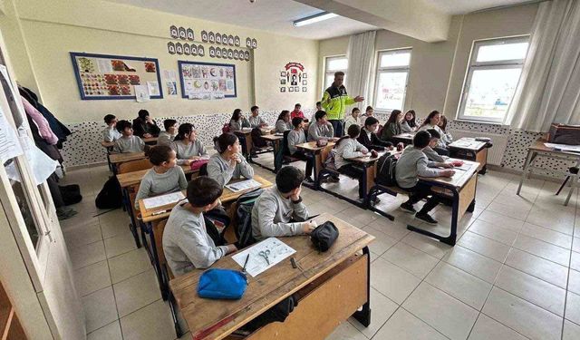 Öğrenci ve öğretmenlere trafik eğitimi verildi