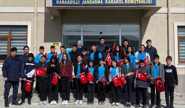 Öğrenciler jandarma karakolunu ziyaret ederek fidan dikti