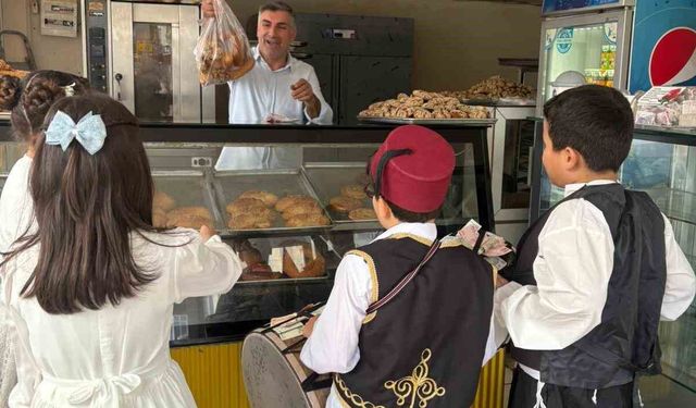 Osmaniye'de öğrenciler maniler okudular, lokum dağıttı