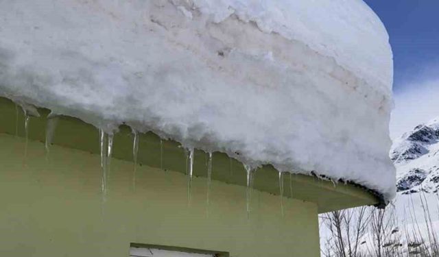 Ovacık'ta kar kalınlığı 2 metreyi buldu, evler kardan kayboldu