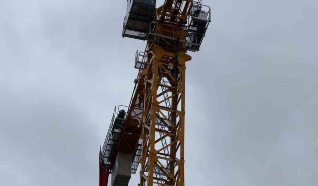 Paralarını alamayınca intihara kalkışan işçiler ekiplerce ikna edildi