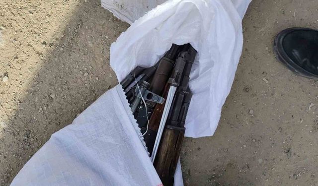 Polisten kaçarken içi kalaşnikof dolu çuvalı yola atan şahıslar yakayı ele verdi