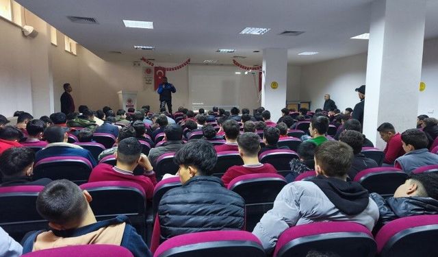 Polisten Niğde'de vatandaş ve öğrencilere yönelik bilgilendirme çalışmaları