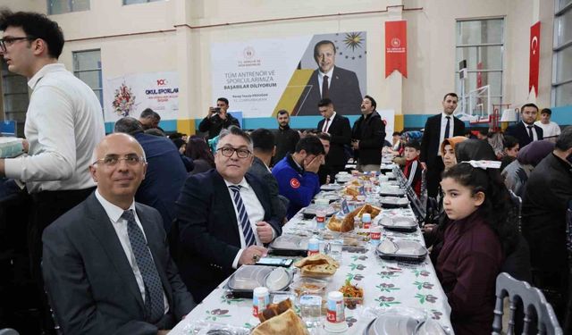 Rektör Özölçer, iftar buluşmasında öğrencilerle bir araya geldi