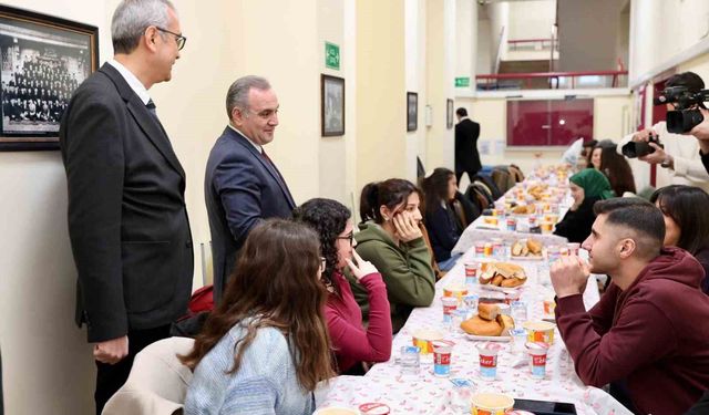 Rektör Prof. Dr. Altun, Eczacılık Fakültesi öğrencileri ile iftar yaptı
