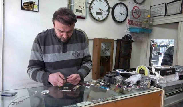 Saatleri 04.17'ye ayarlayan esnafın deprem hatırası