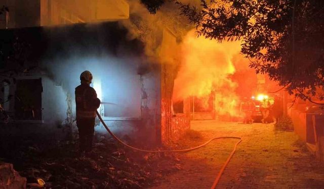 Samandağ'da metruk ev yangını