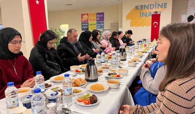 Şehit aileleri ve üniversiteli öğrenciler iftar sofrasında buluştu