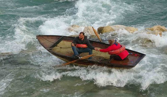 Seyhan Nehri'nde can pazarı: Ele ele tutuşup yardım beklediler