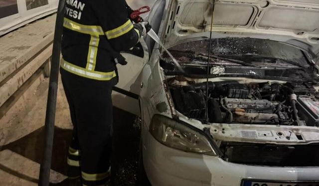 Seyir halindeki otomobil alev aldı