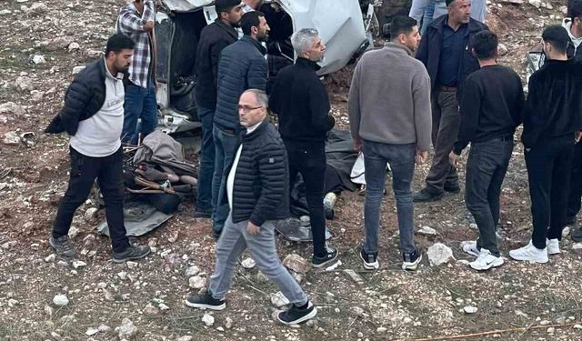 Siirt'te devrilen otomobil hurdaya döndü: 3 ağır yaralı
