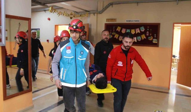 Siirt'te öğrencilerle deprem tatbikatı