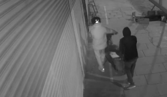 Sultangazi'de kuyumcu soygunu girişimi kamerada: İş yeri sahibine saldırdılar, tutuklandılar