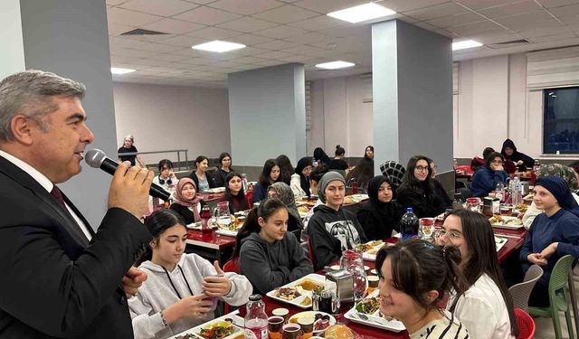 Sünnetci, iftar programında öğretmen ve öğrenciler ile bir araya geldi