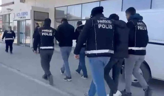 Şüphe üzerine durdurulan araçtan uyuşturucu çıktı: 2 tutuklama