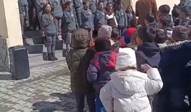 Taşlıçay'da Ramazan etkinliğinde minik kızın ilahiye eşliği tebessüm oluşturdu