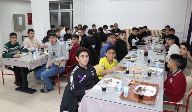 Tercan Kaymakamı öğrencilerle iftar sofrasında