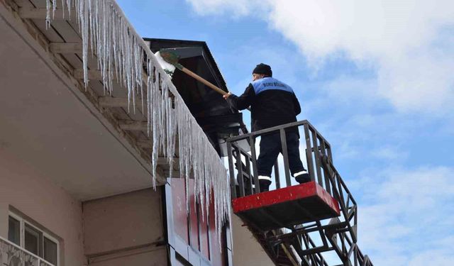 Tercan'da buz sarkıtları temizlendi