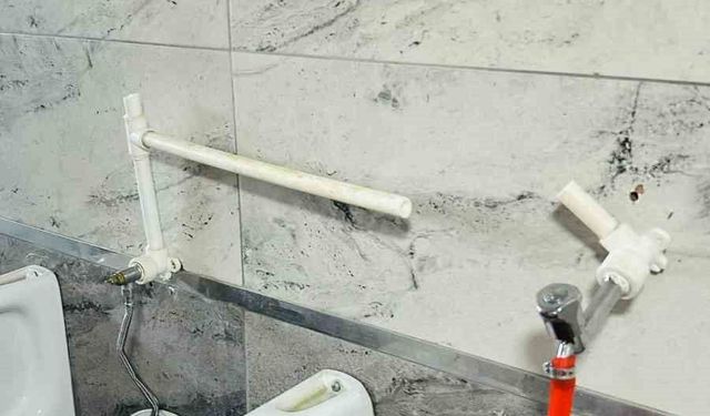 Tomarza'da tuvaletlere zarar verdiler