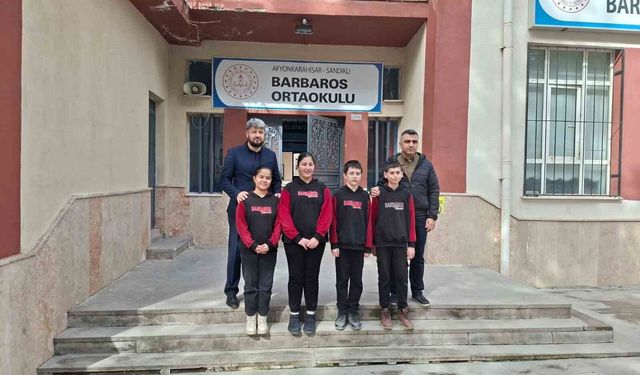 Topladıkları para ile 3 bakkalın veresiye defterini satın alan öğretmen ve öğrenciler yürekleri ısıttı